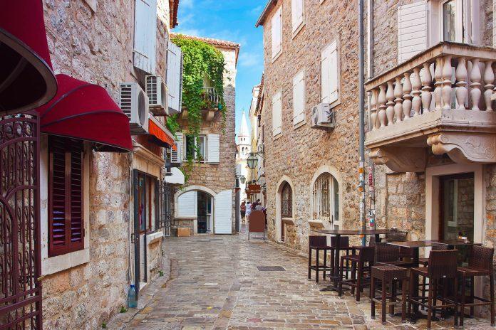 Altstadt von Budva Buitenkant foto